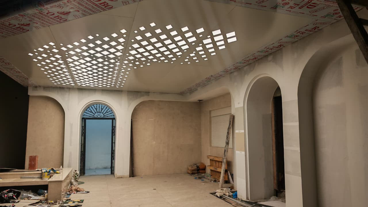 Retained arches and courtyard during construction / الفناء والأقواس أثناء التنفيذ